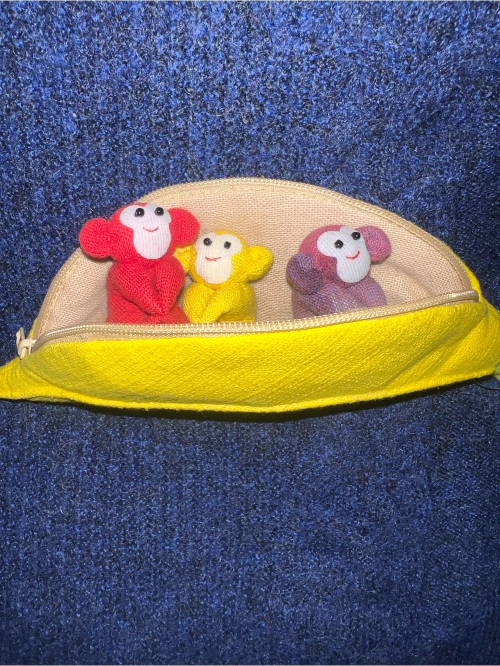 Yellow zipper banana shape case with 3 little monkeys 🐒